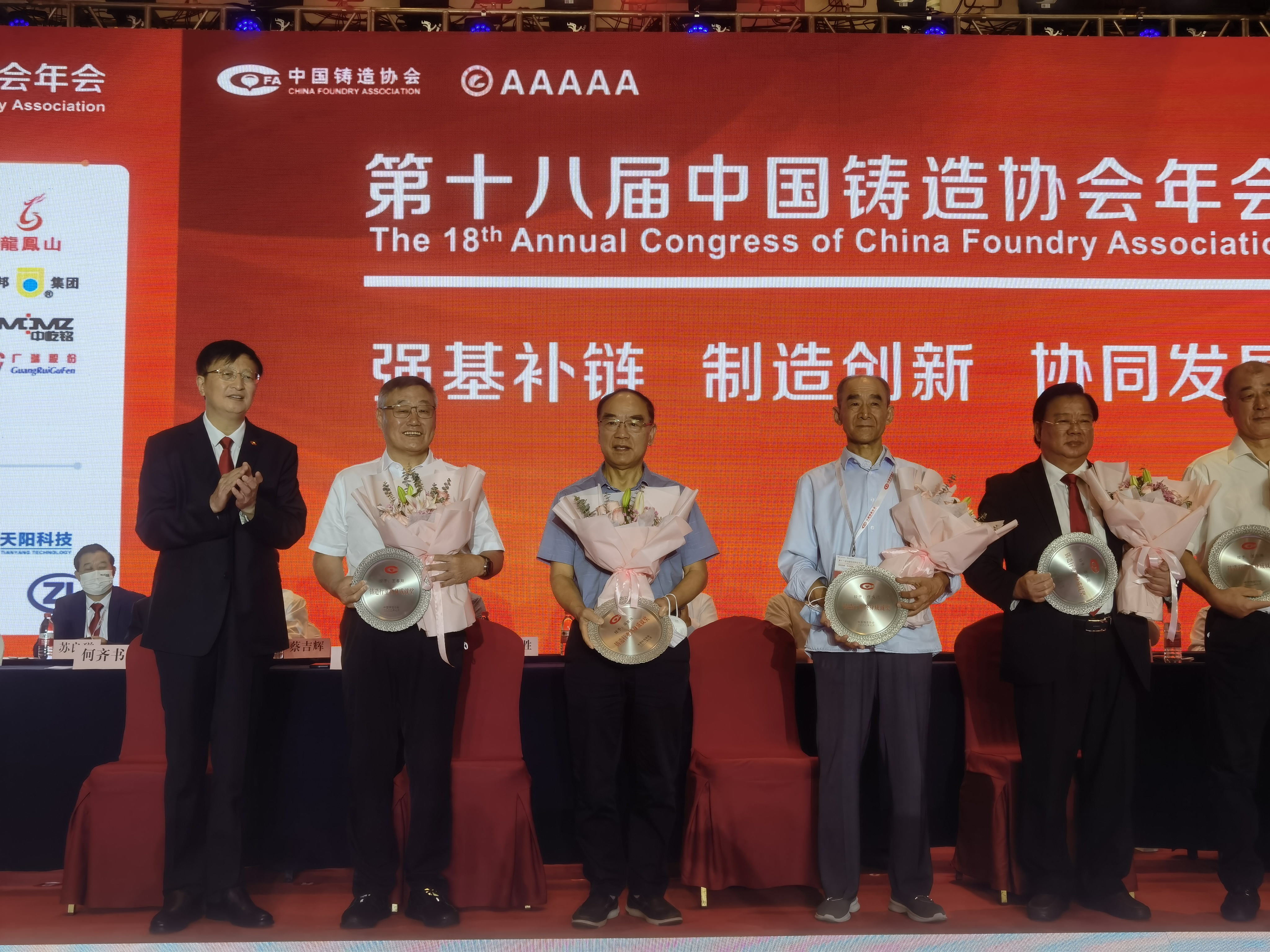 獲獎(jiǎng)集體照.jpg 獲獎(jiǎng)集體照.jpg