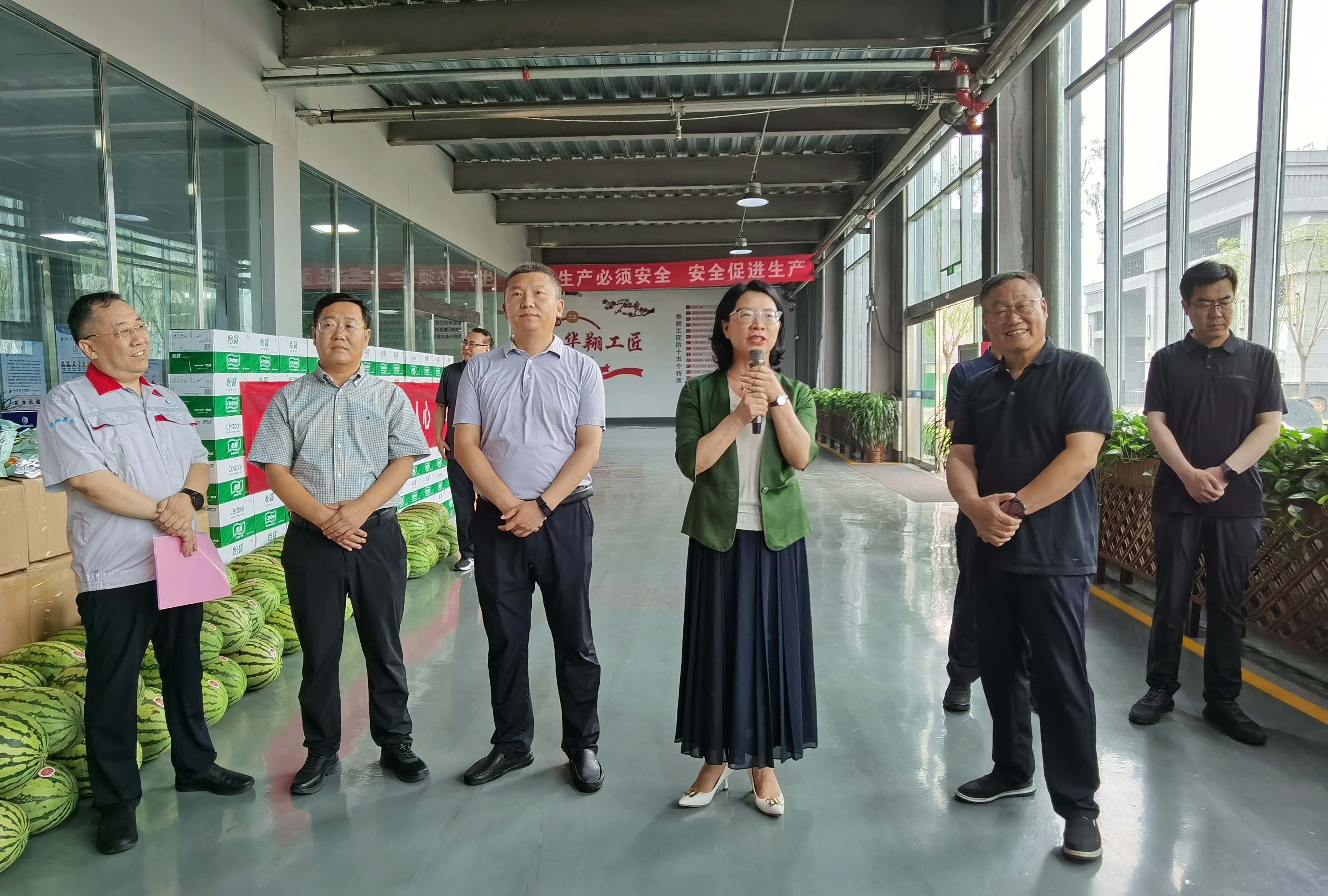 清涼慰問暖人心、凝心聚力鼓干勁